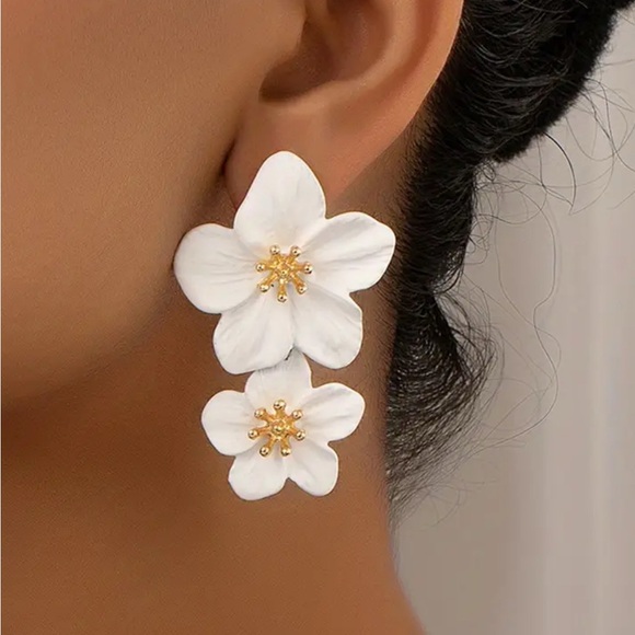 Jewelry - Elegant White Floral Earrings‎